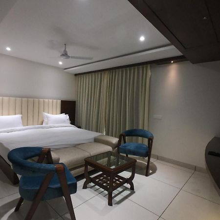 Hotel The Bellevue Indore Esterno foto