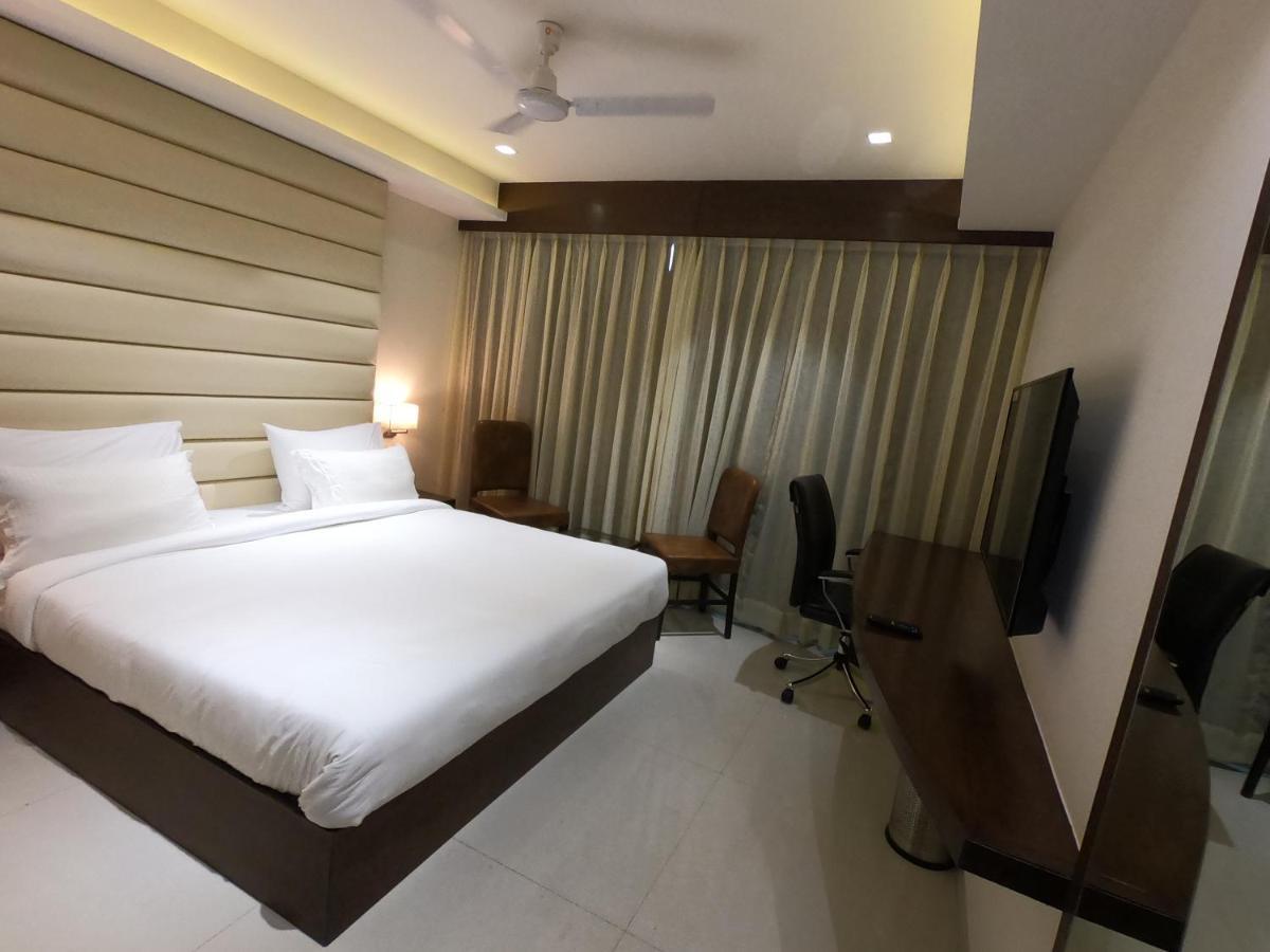 Hotel The Bellevue Indore Esterno foto