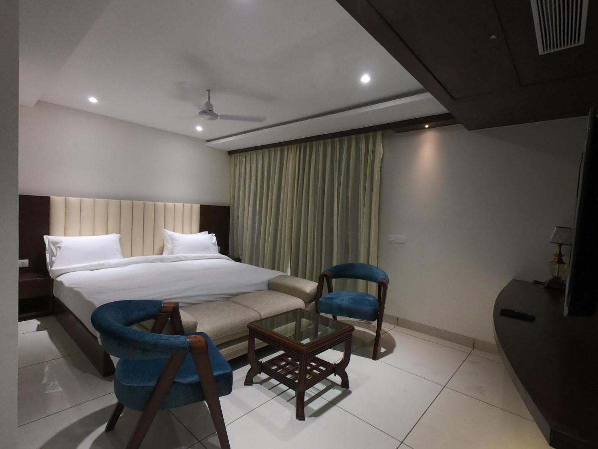 Hotel The Bellevue Indore Esterno foto