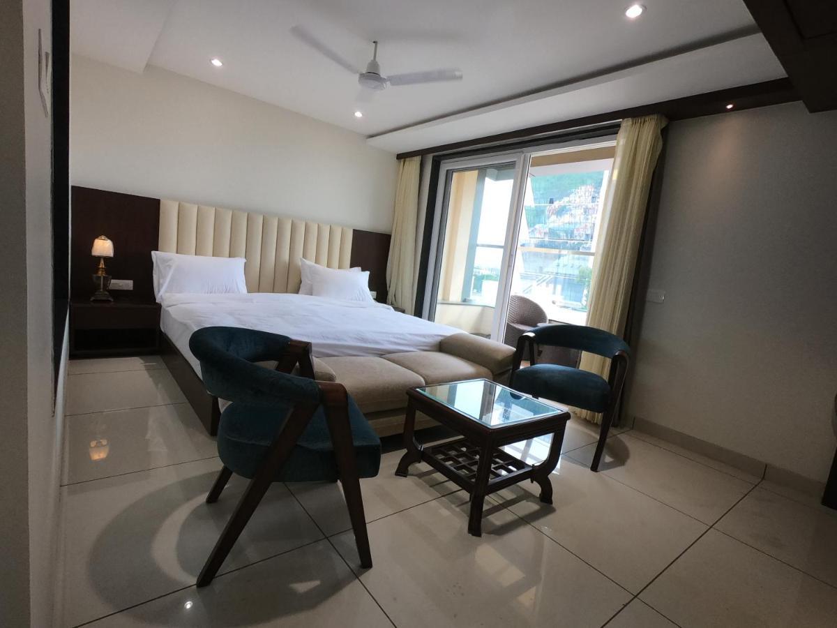 Hotel The Bellevue Indore Esterno foto