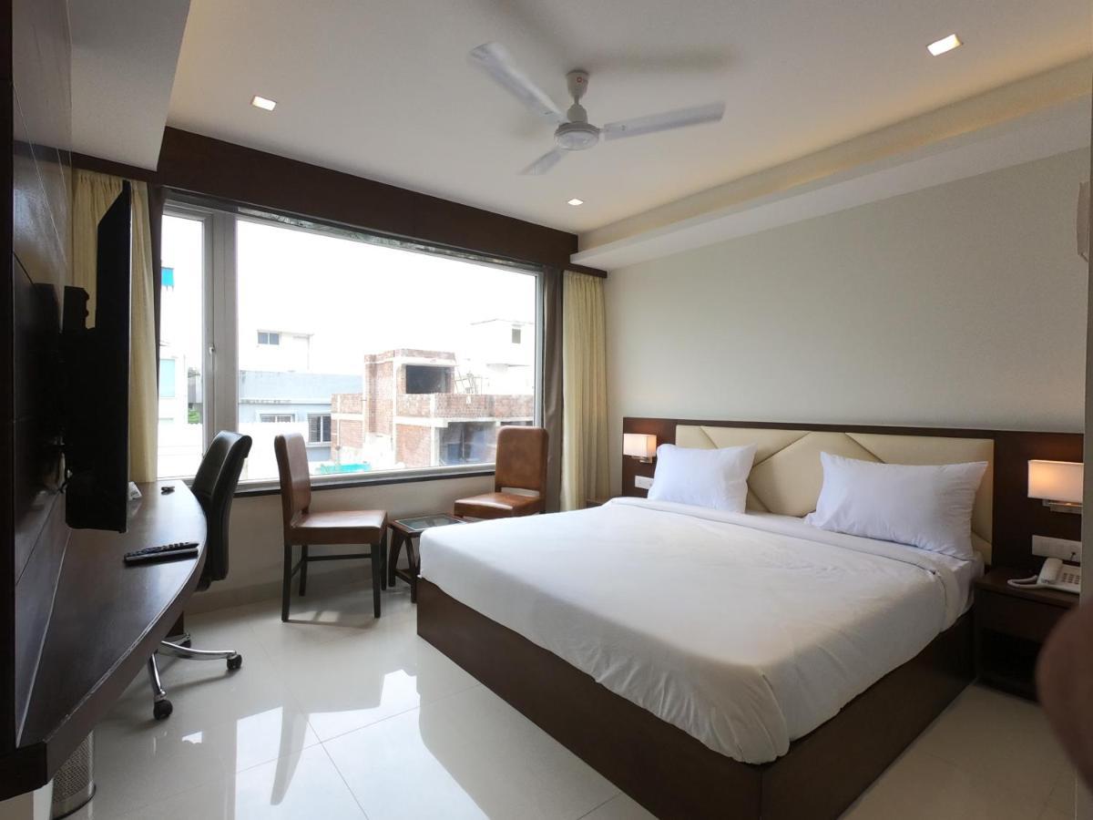 Hotel The Bellevue Indore Esterno foto