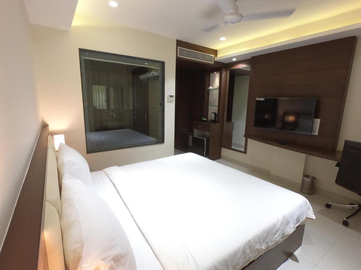 Hotel The Bellevue Indore Esterno foto