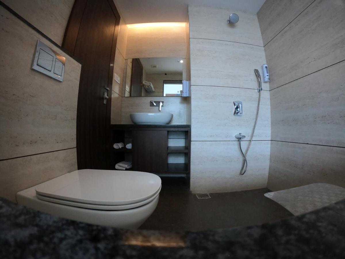 Hotel The Bellevue Indore Esterno foto