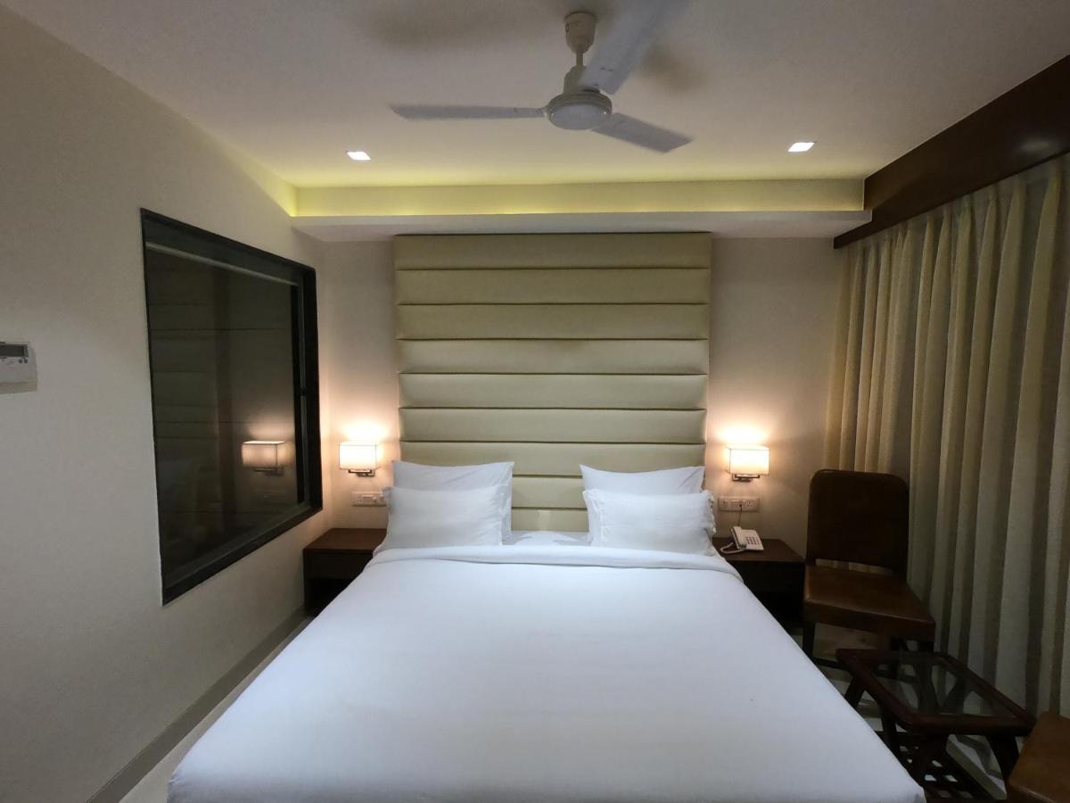 Hotel The Bellevue Indore Esterno foto