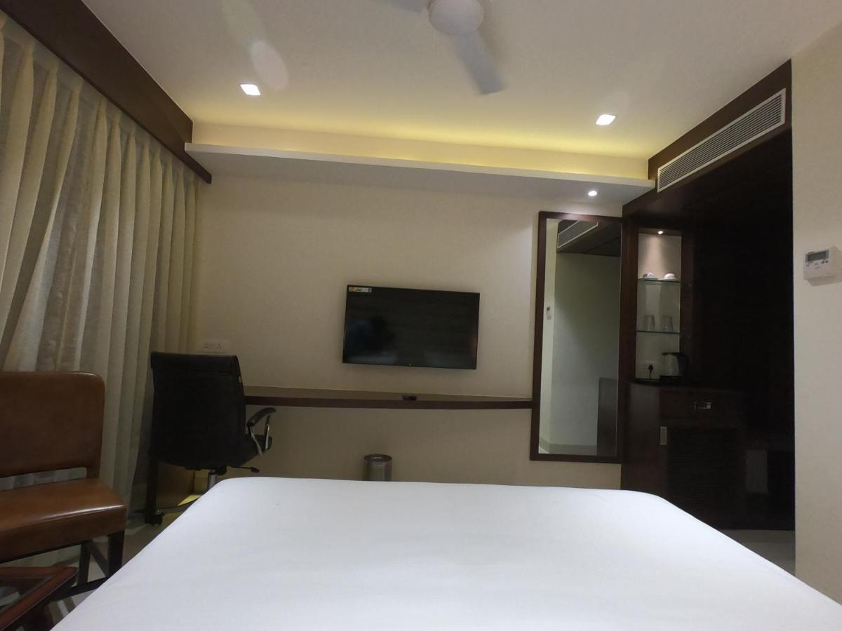 Hotel The Bellevue Indore Esterno foto