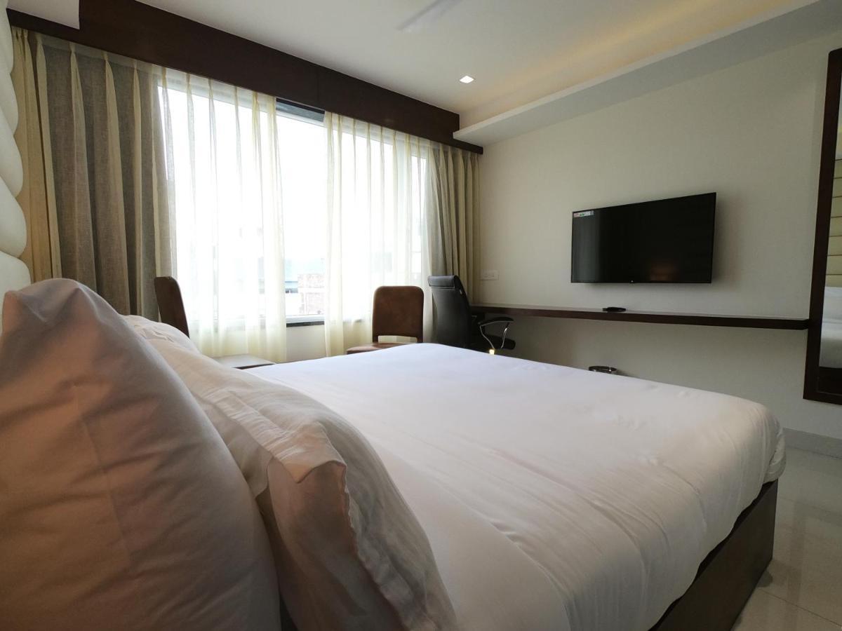 Hotel The Bellevue Indore Esterno foto