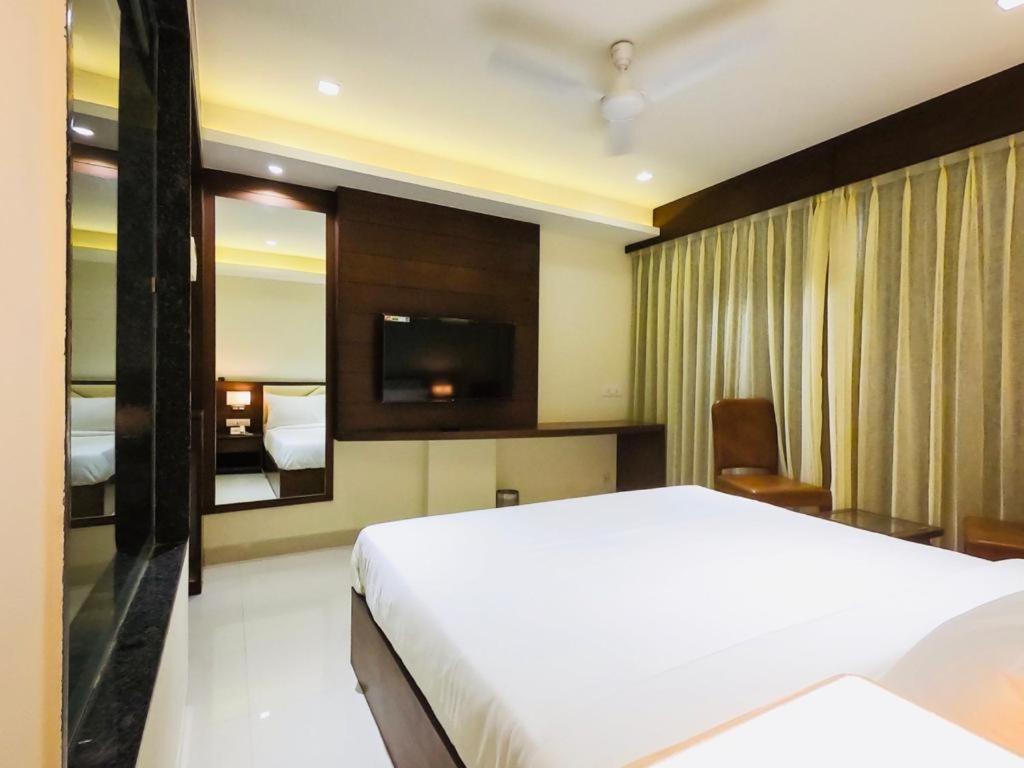 Hotel The Bellevue Indore Esterno foto