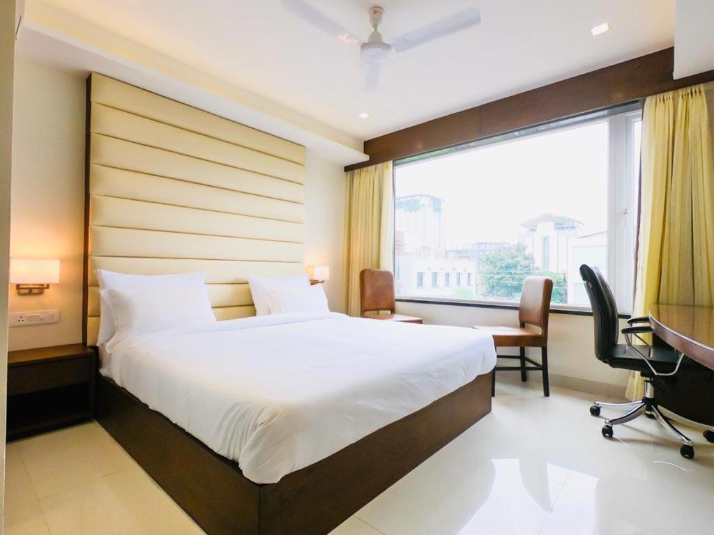 Hotel The Bellevue Indore Esterno foto